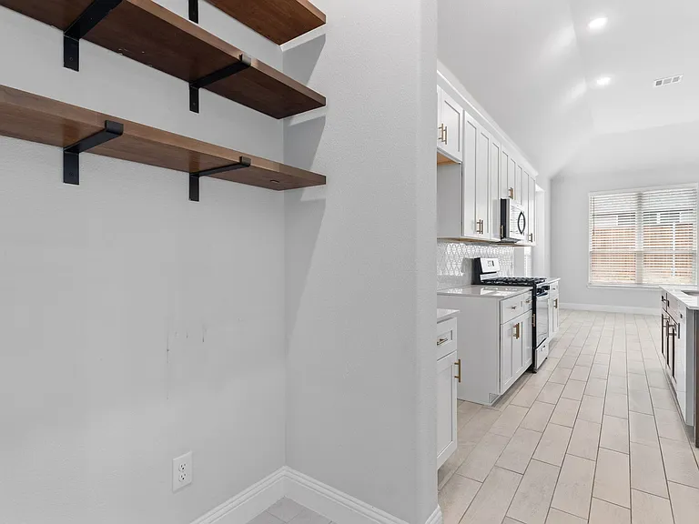 704 Fencerow Trl — Photo 16