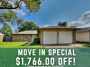 2855 Pilgrims Point Dr, Webster, TX 77598