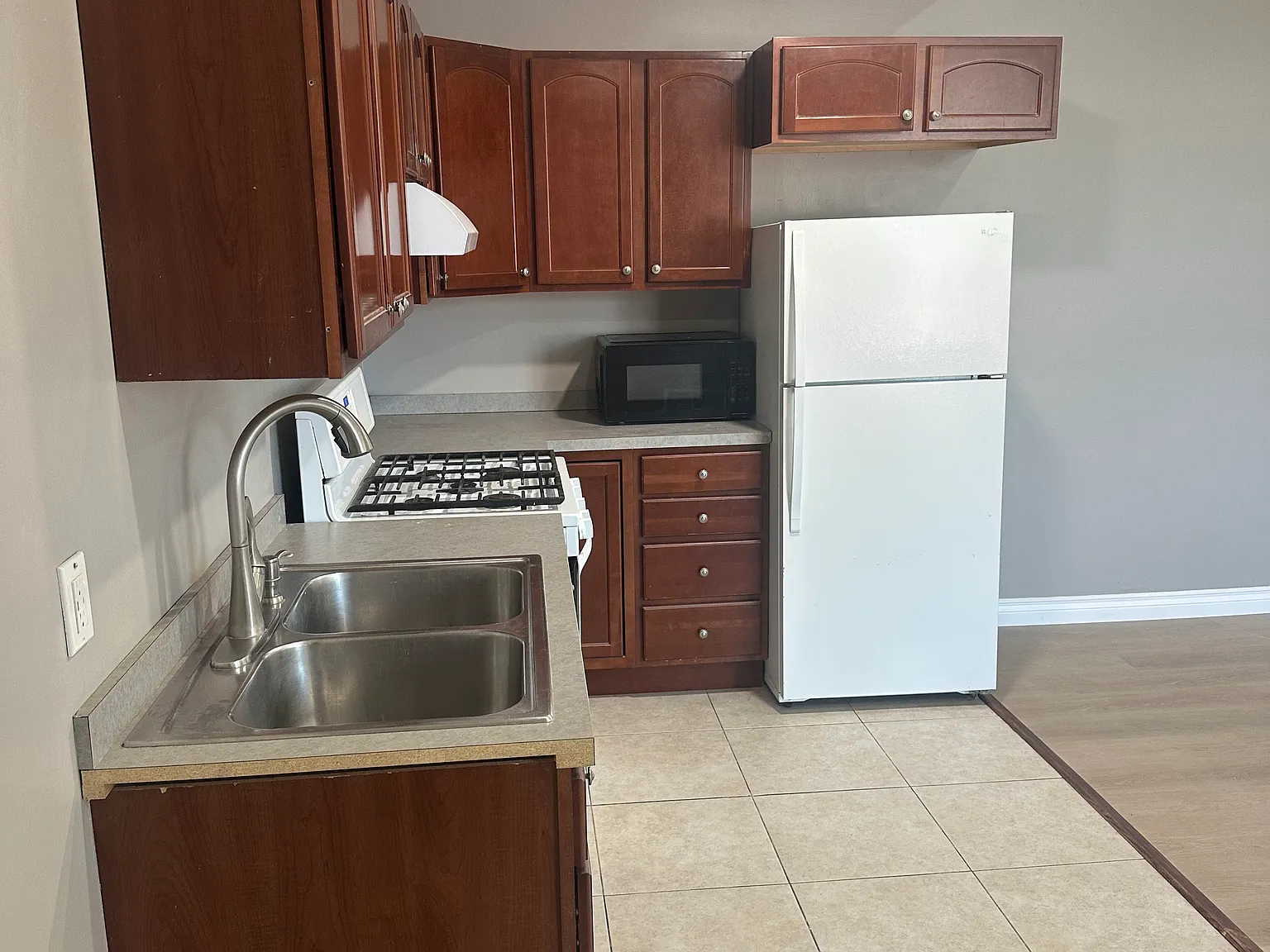 2 bed, 1000 sqft, $1,450 — Photo 2