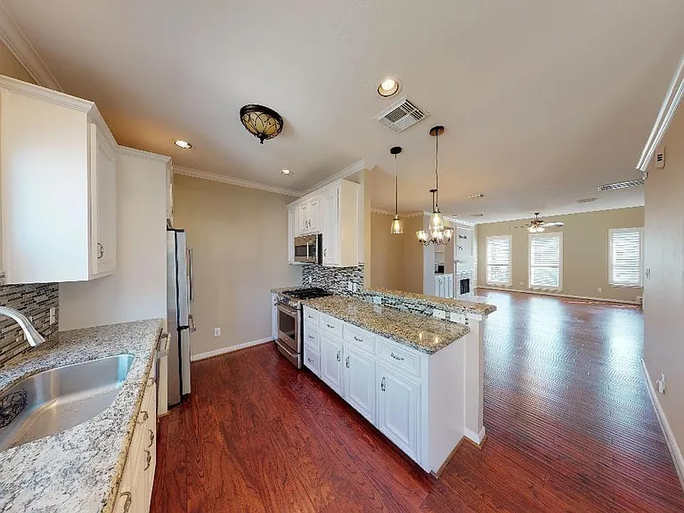 2128 Gillette St — Photo 2