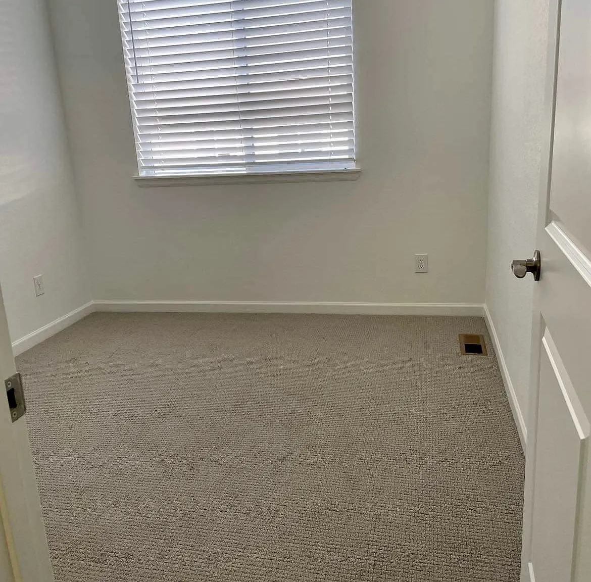 3 bed, 2.5 bath, 1420 sqft, $800 — Photo 3