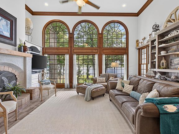 4th image of 1015 River Oaks Dr