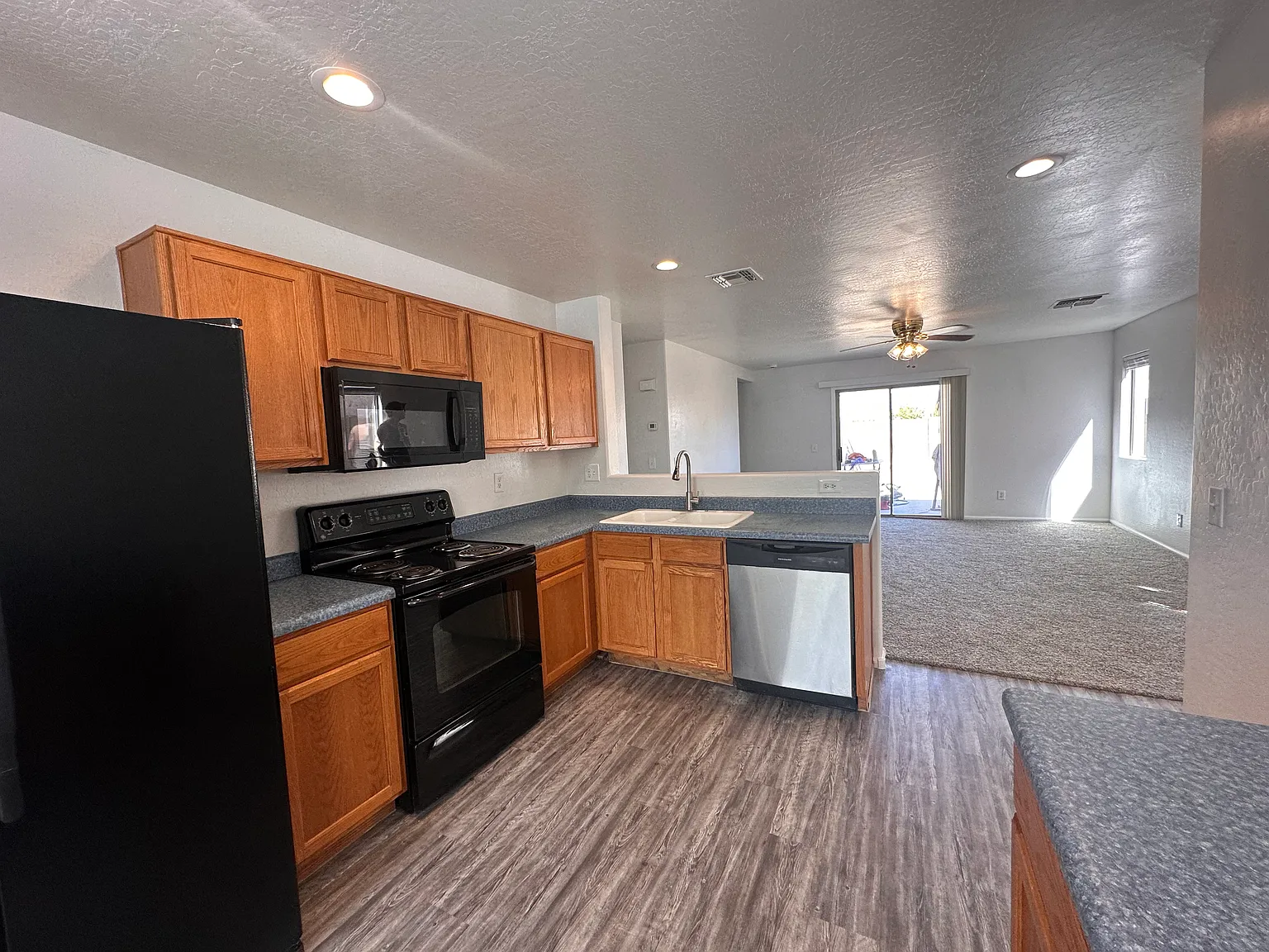 3 bed, 1276 sqft, $1,695 — Photo 3