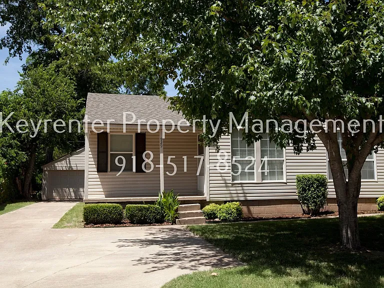 929 E 37th Pl — Photo 1