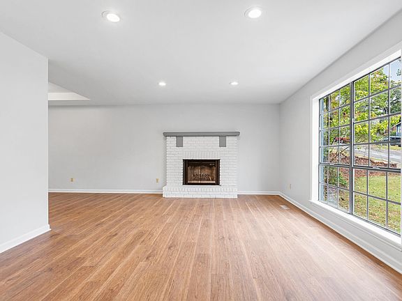 3rd image of 1718 Teakwood Ln