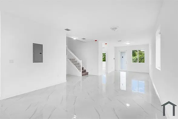 5 bed, 2504 sqft, $4,540 — Photo 2