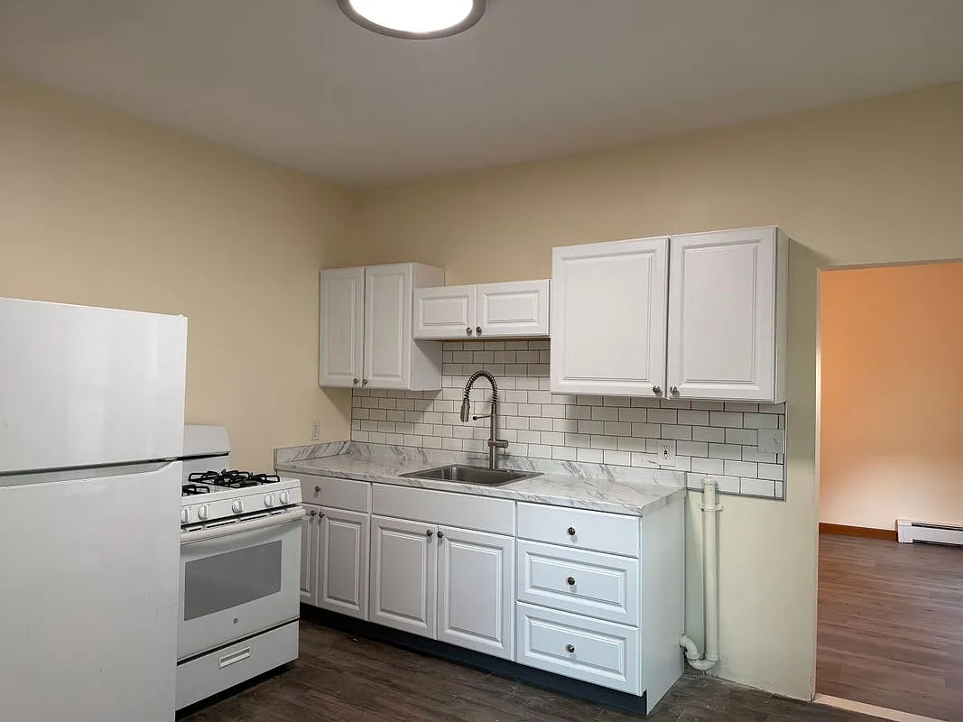 6 bed, 3.0 bath, 1208 sqft, $2,800 — Photo 2