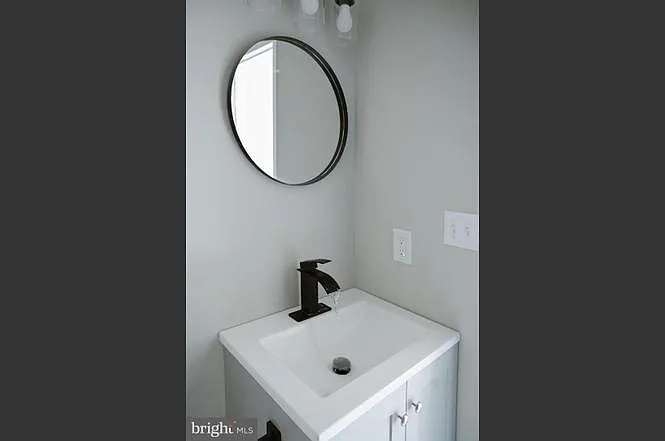 2214 E Fayette St — Photo 10