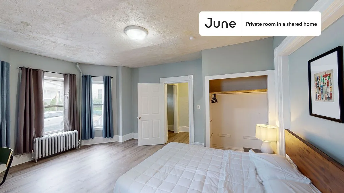 Queen bedroom in 7 bed/2 bath home in Allston #1505 A — Photo 3