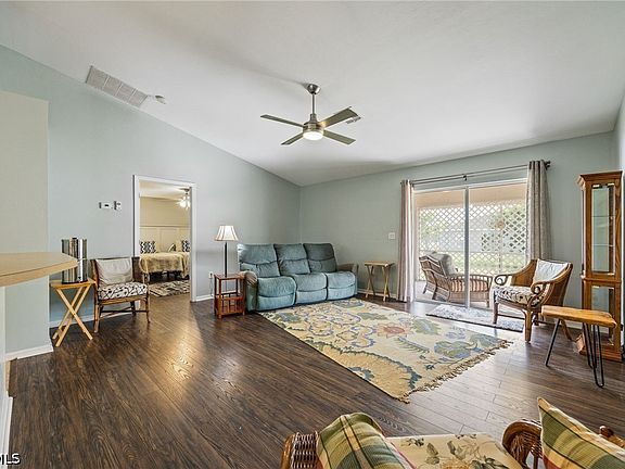5th image of 923 NE 9th Ter