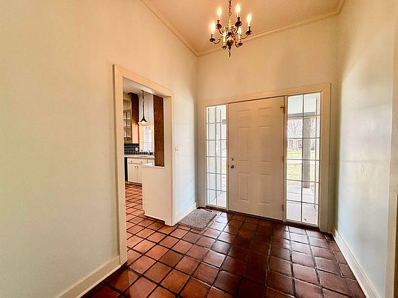 4th image of 1605 Country Club Dr