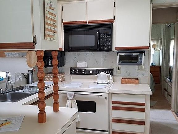 3rd image of 181 Crown Point Dr