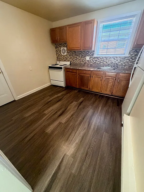2 bed, 1.0 bath, 800 sqft, $1,095 — Photo 3