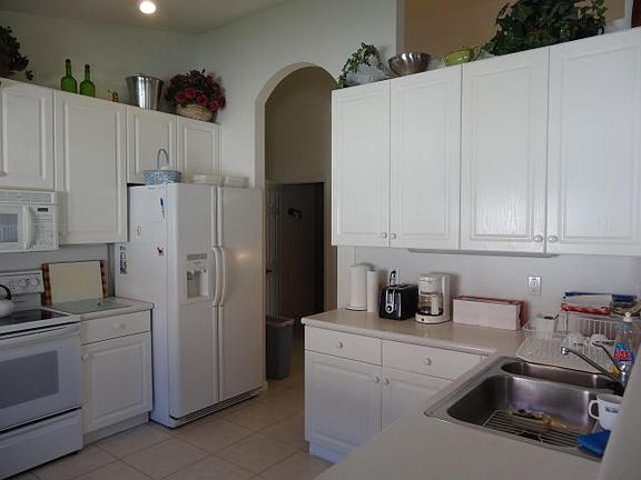 3rd image of 6917 Castlemaine Ave