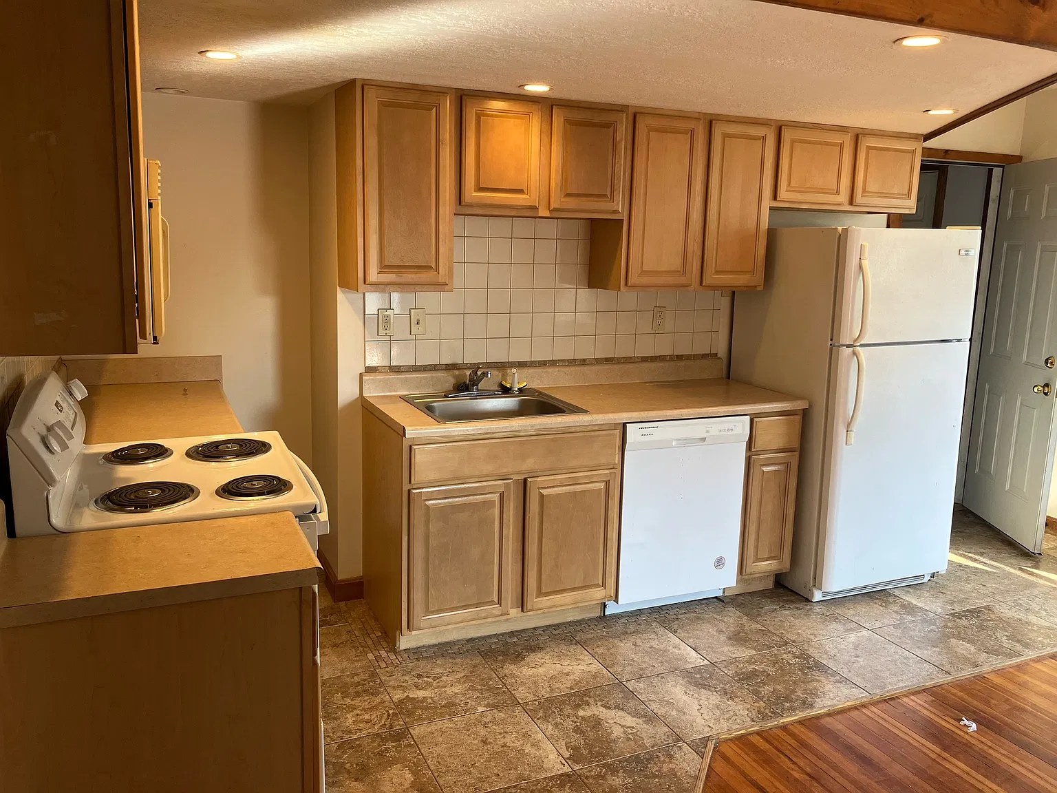 1 bed, 950 sqft, $1,050 — Photo 1
