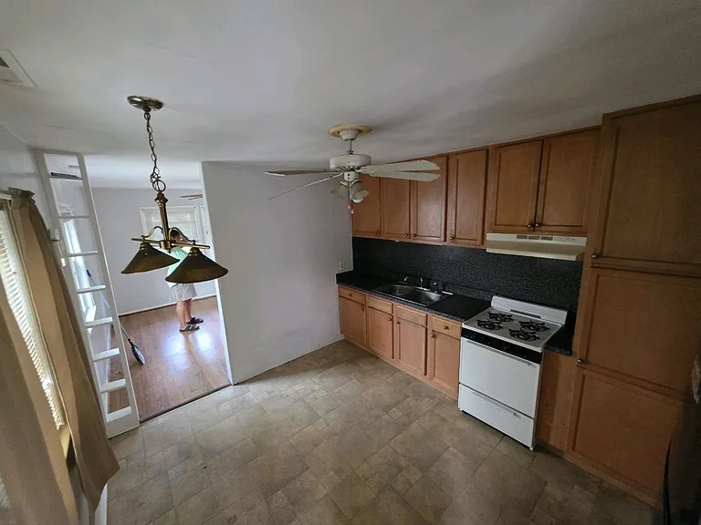 1917 Somerville Dr — Photo 3