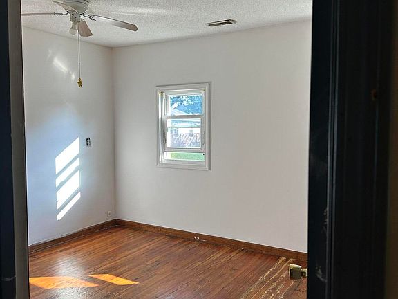 3rd image of 914 Lamont St