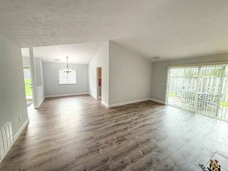 400 Sherwood Green Ct #400 — Photo 4
