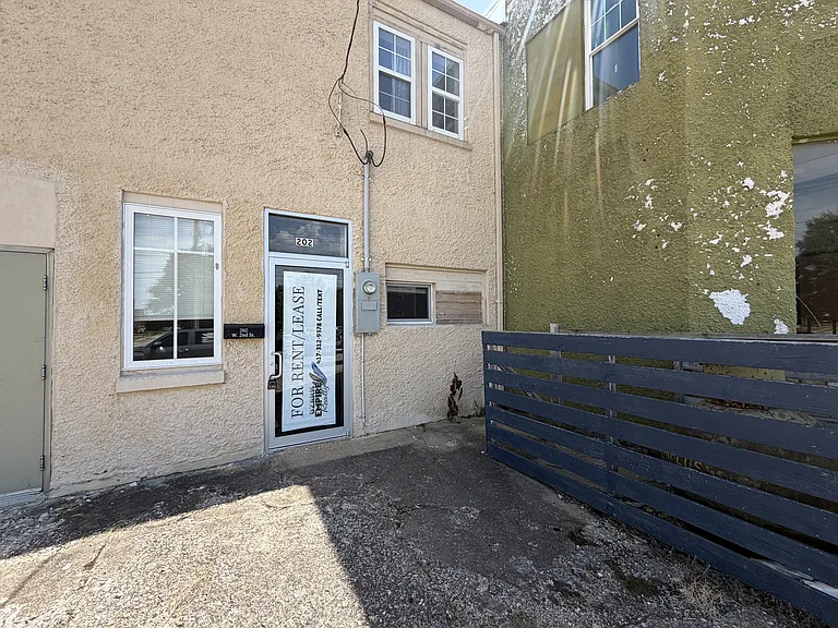 202 W 2nd St — Photo 10
