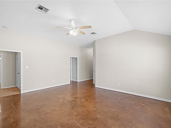 5th image of 921 Crested Point Dr