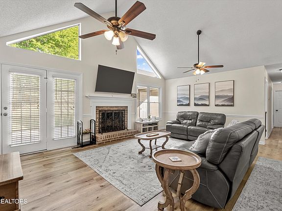 4th image of 1717 Westcliff Dr