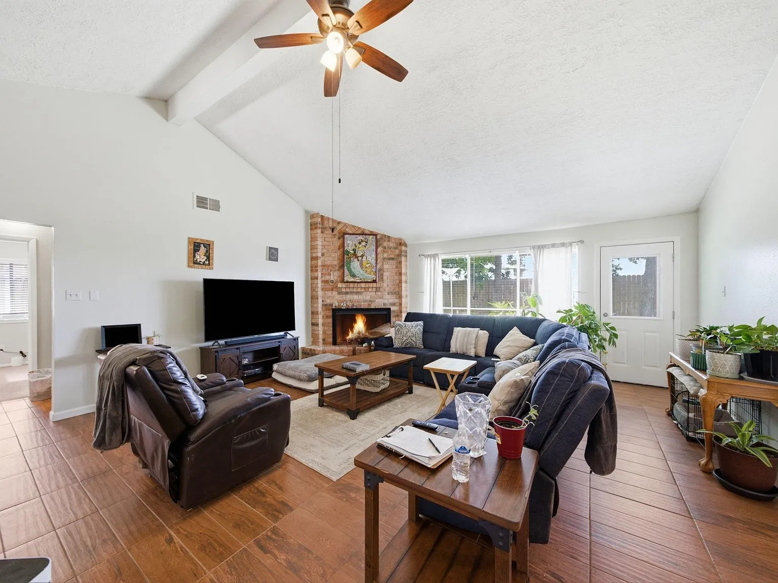 4 bed, 2.0 bath, 1881 sqft, $2,400 — Photo 4