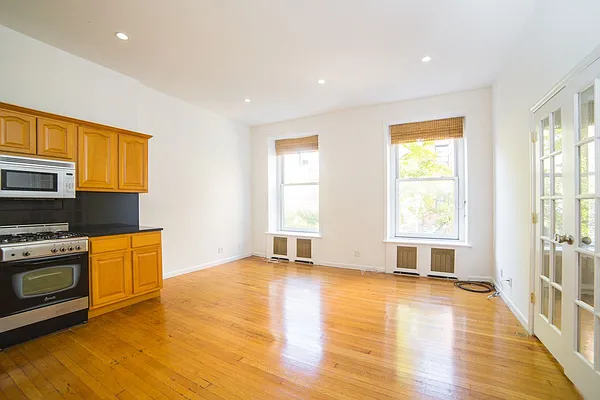 Rented by Jonathan Wachtel, LREB | media 24