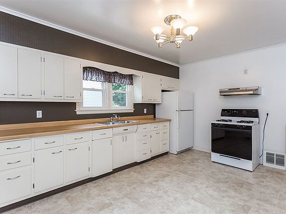 Kitchen - Appliances Included!