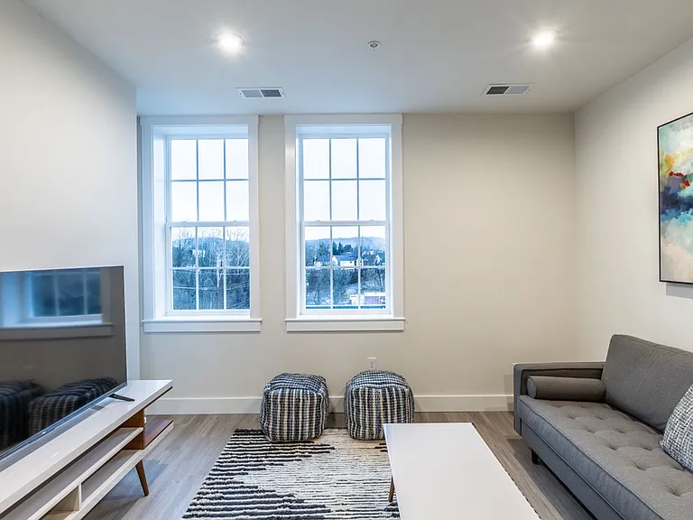 1135 Rose Hill Dr — Photo 5