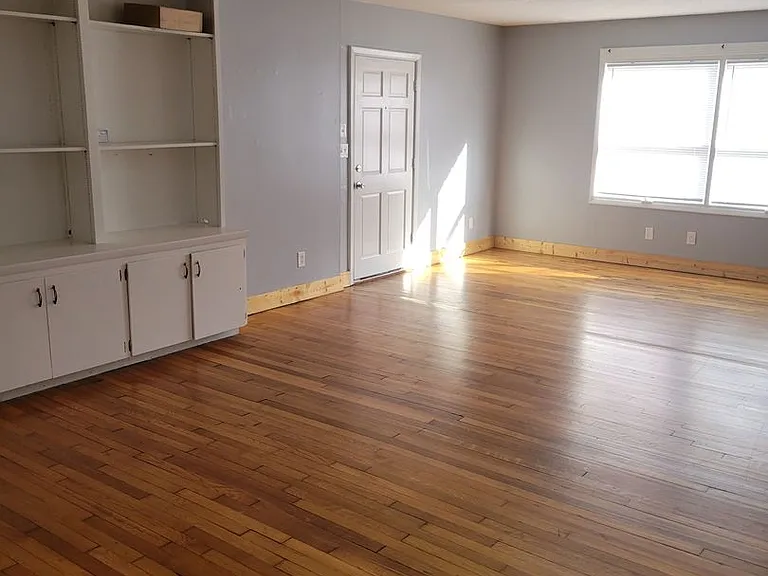 406 W Maple St — Photo 3
