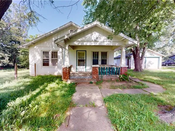 829 N West St, Nevada, MO 64772