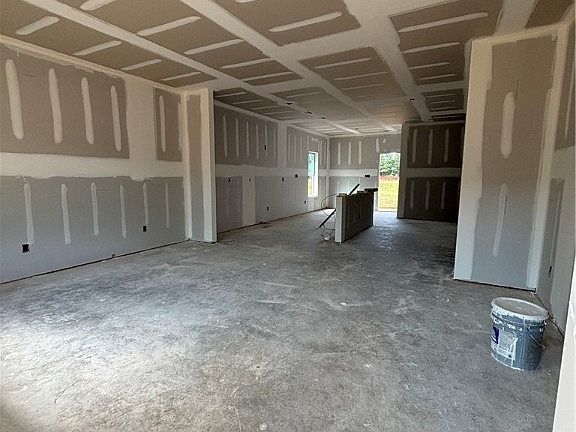 5th image of 83 Glencove Dr