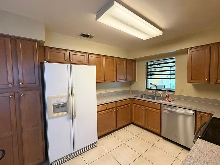 2570 Shadybranch Dr — Photo 10
