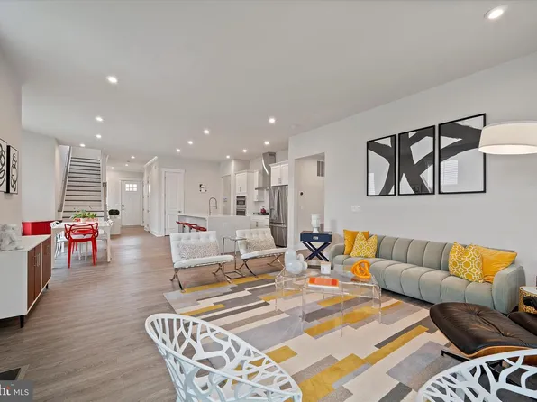 43441 Bettys Farm Dr, Chantilly, VA 20152