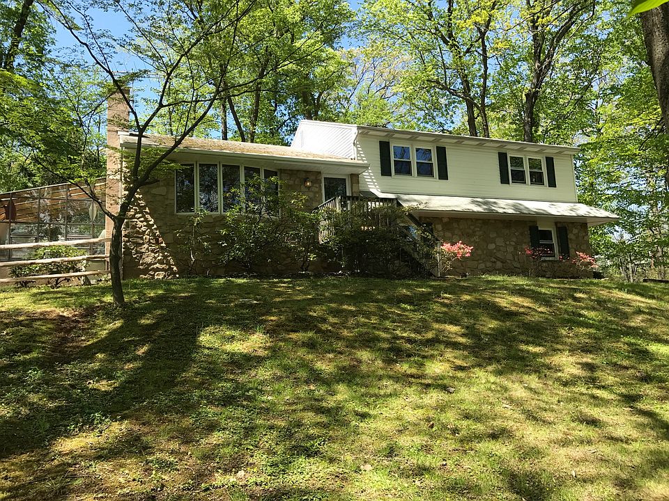 Beautiful stone-front split