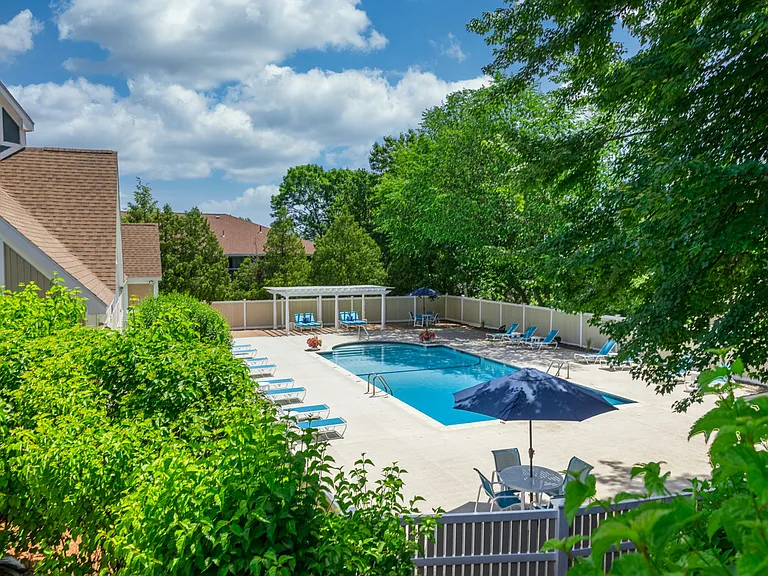 Pool & Clubhouse