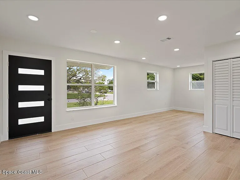 301 W Rutgers St — Photo 13