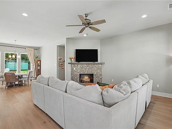3rd image of 72656 Robindale Dr