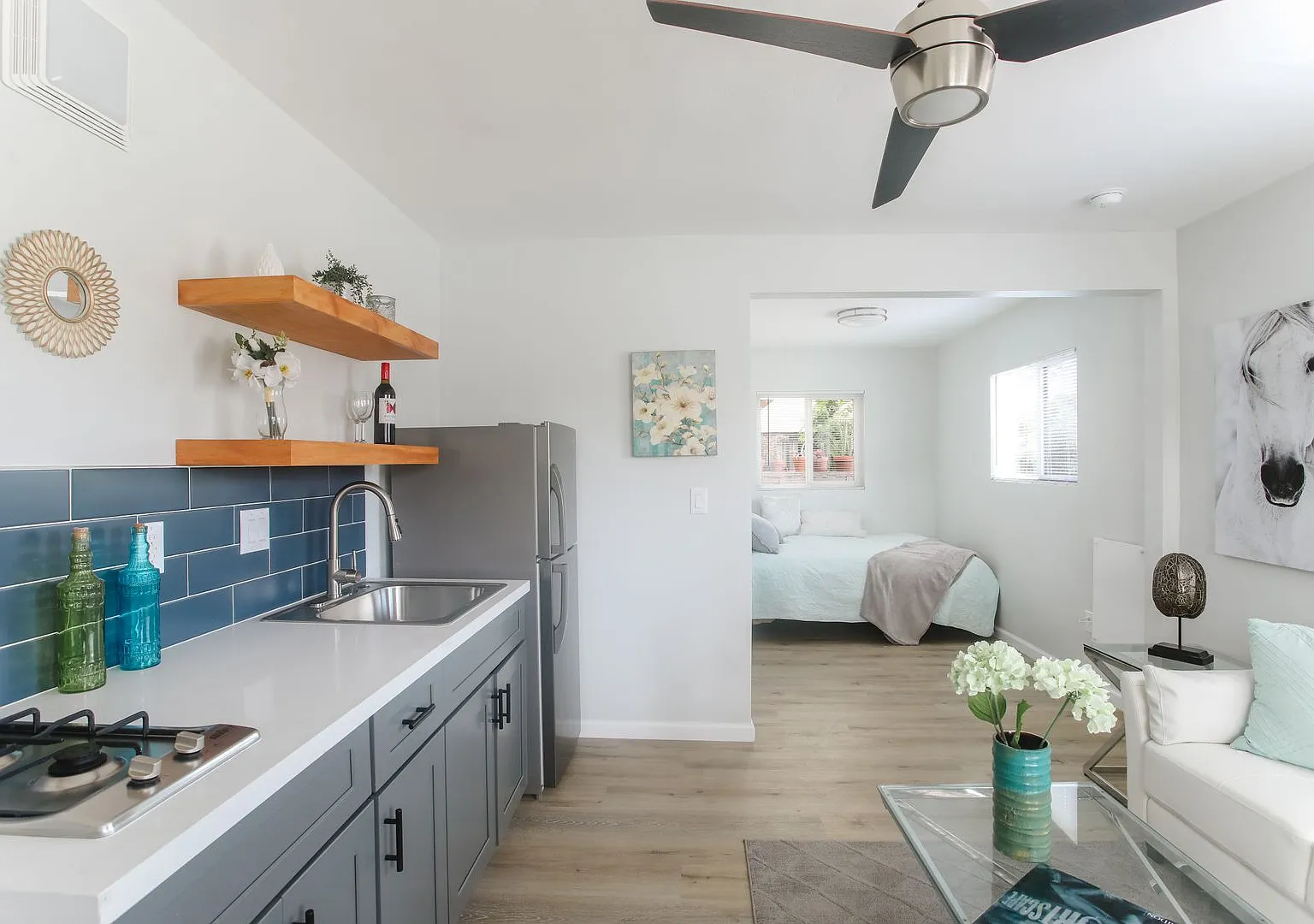 Available Now! Highly Desired Crown Point/Pacific Beach Junior 1BD/1 BA Apartment! — Photo 1