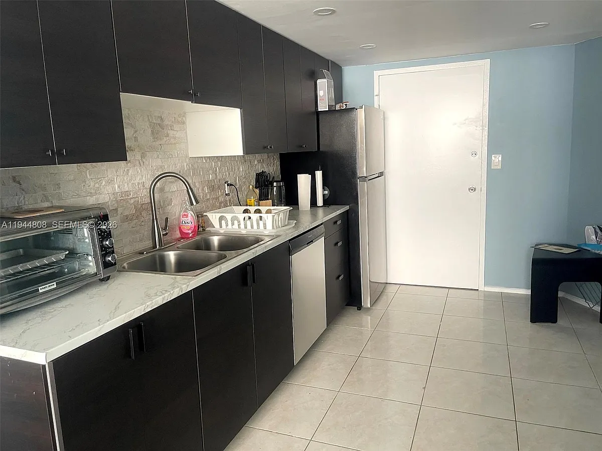 Building Photo - 1351 NE Miami Gardens Dr #402E