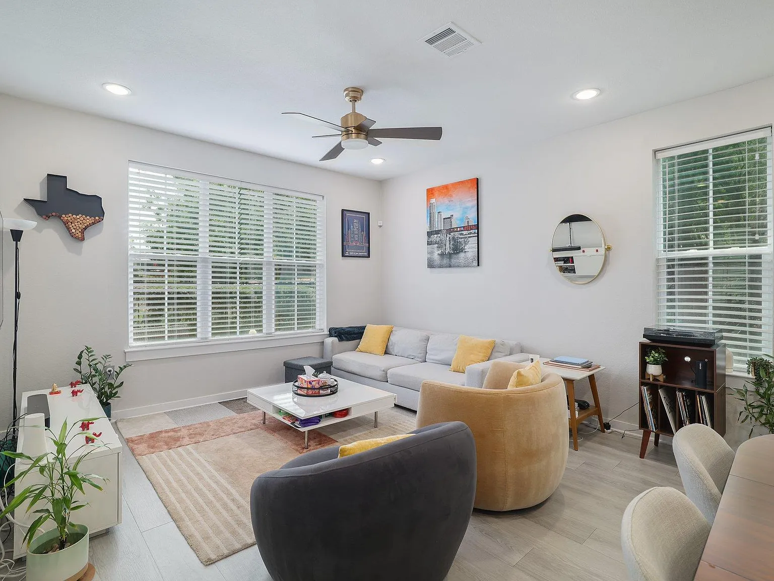 3 bed, 2.5 bath, 1639 sqft, $3,300 — Photo 4