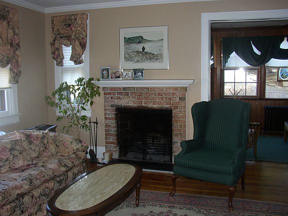 3rd image of 122 Crestwood Ave