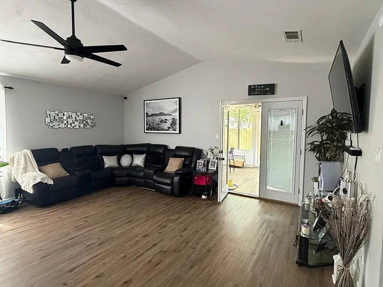 4540 Eltham Park — Photo 9