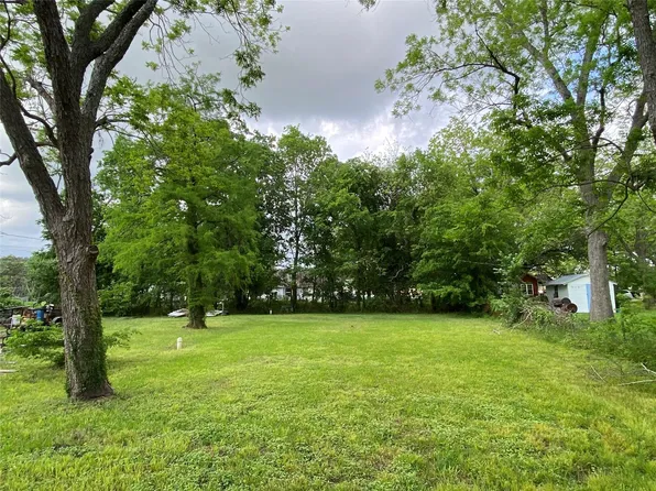 6538 Railroad St, Wallis, TX 77485