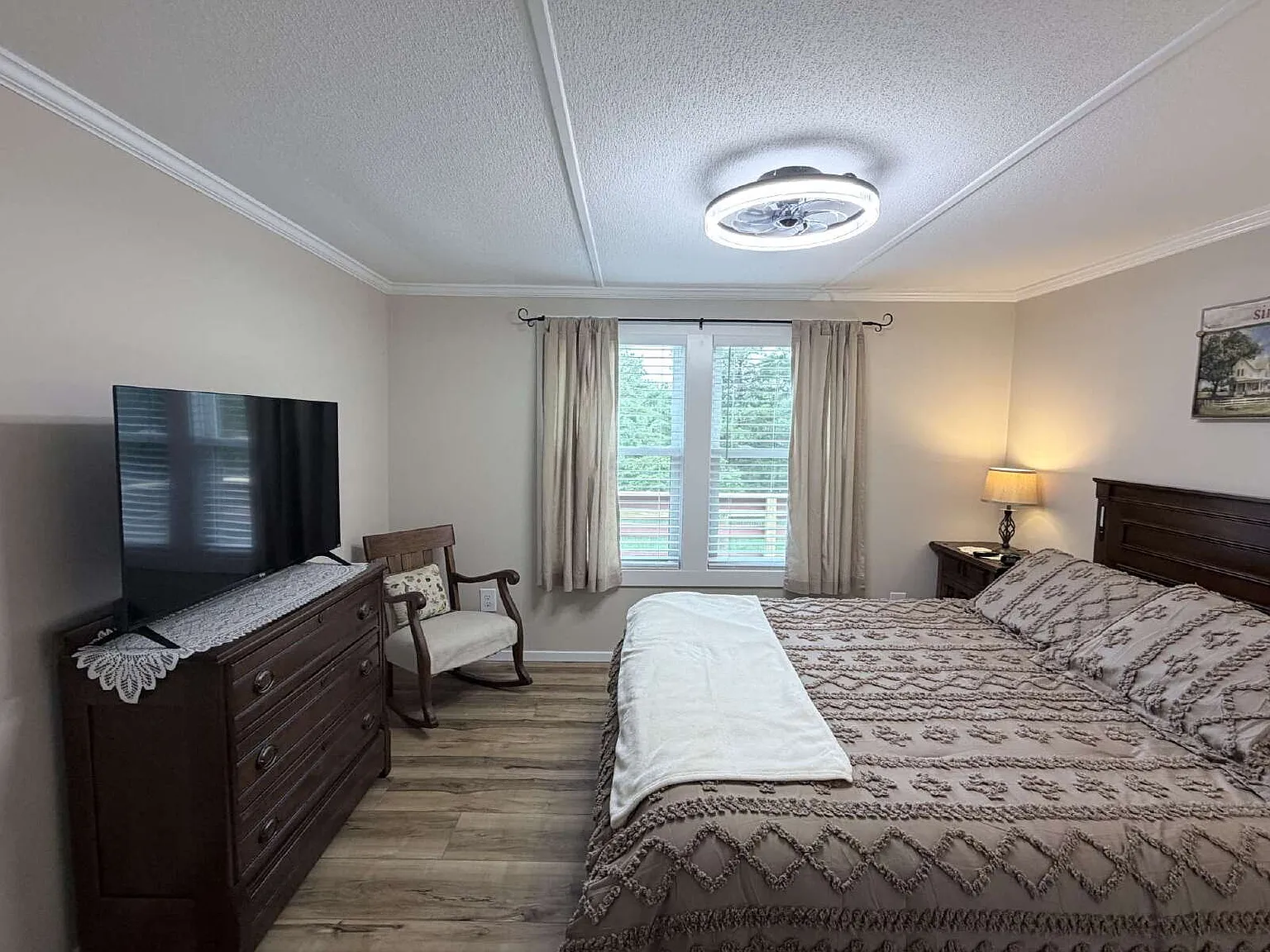 3 bed, 2.0 bath, 1040 sqft, $2,200 — Photo 3