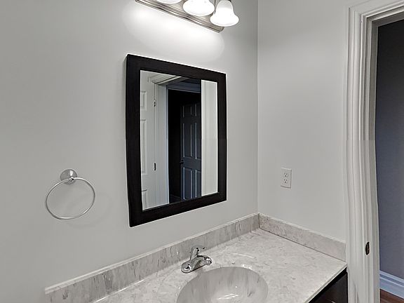 4th image of 235 W Saginaw St #E