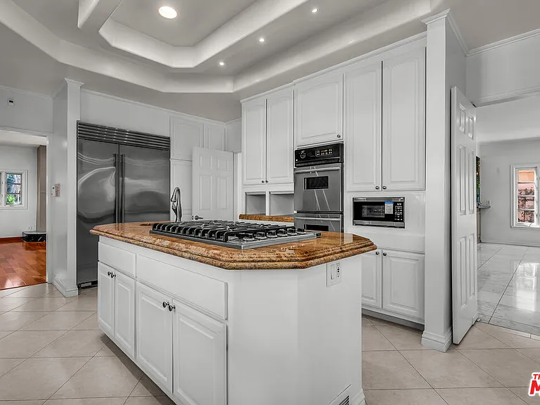 10810 Rochester Ave — Photo 8