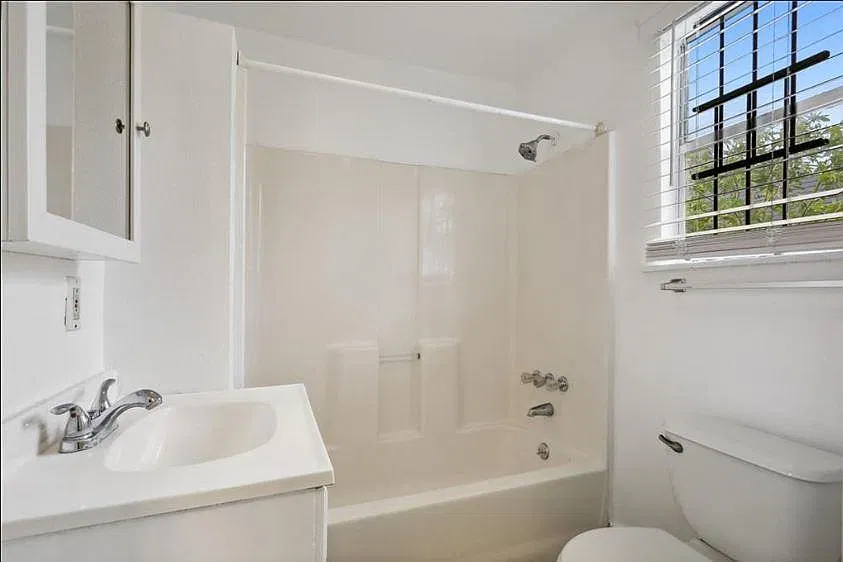 932 N Roman St — Photo 2
