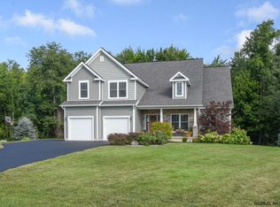 8 Sunny Hill Ct, Mechanicville, NY 12118