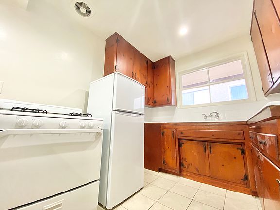 3rd image of 854 S Sherbourne Dr APT 5